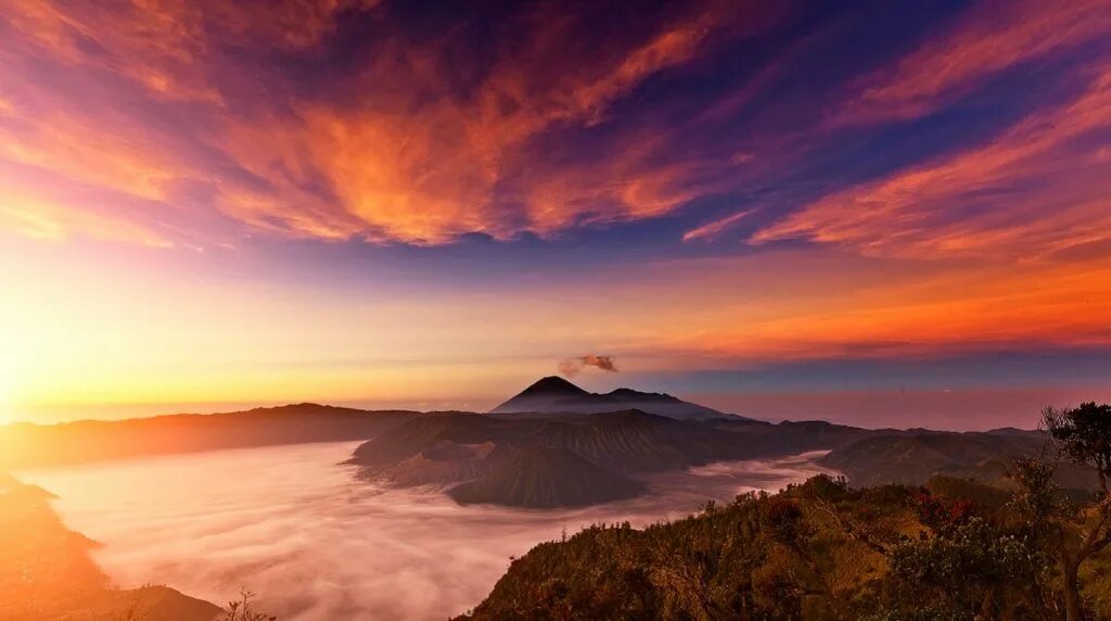 1024 com. Гора Бромо Индонезия закат. Рассвет Ява Индонезия. Восход на Олимп. Закат над Индонезией.