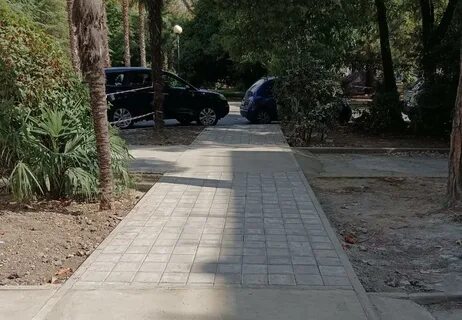 Дальше богатый подъезд возле тротуара перед ним