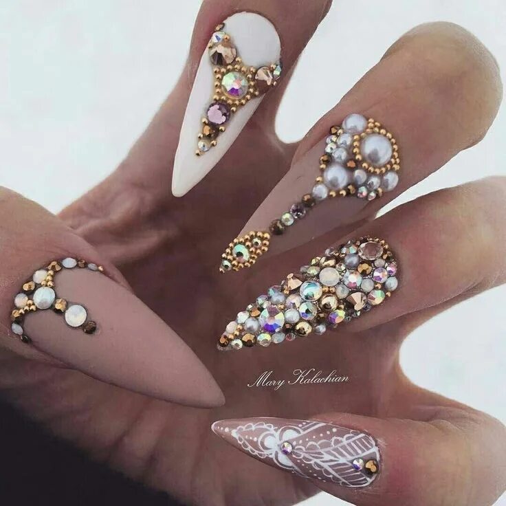 Маникюр миндаль стразы Pin by Angelica Martinez on Nails Swag nails, Pointy nails, Pretty nails