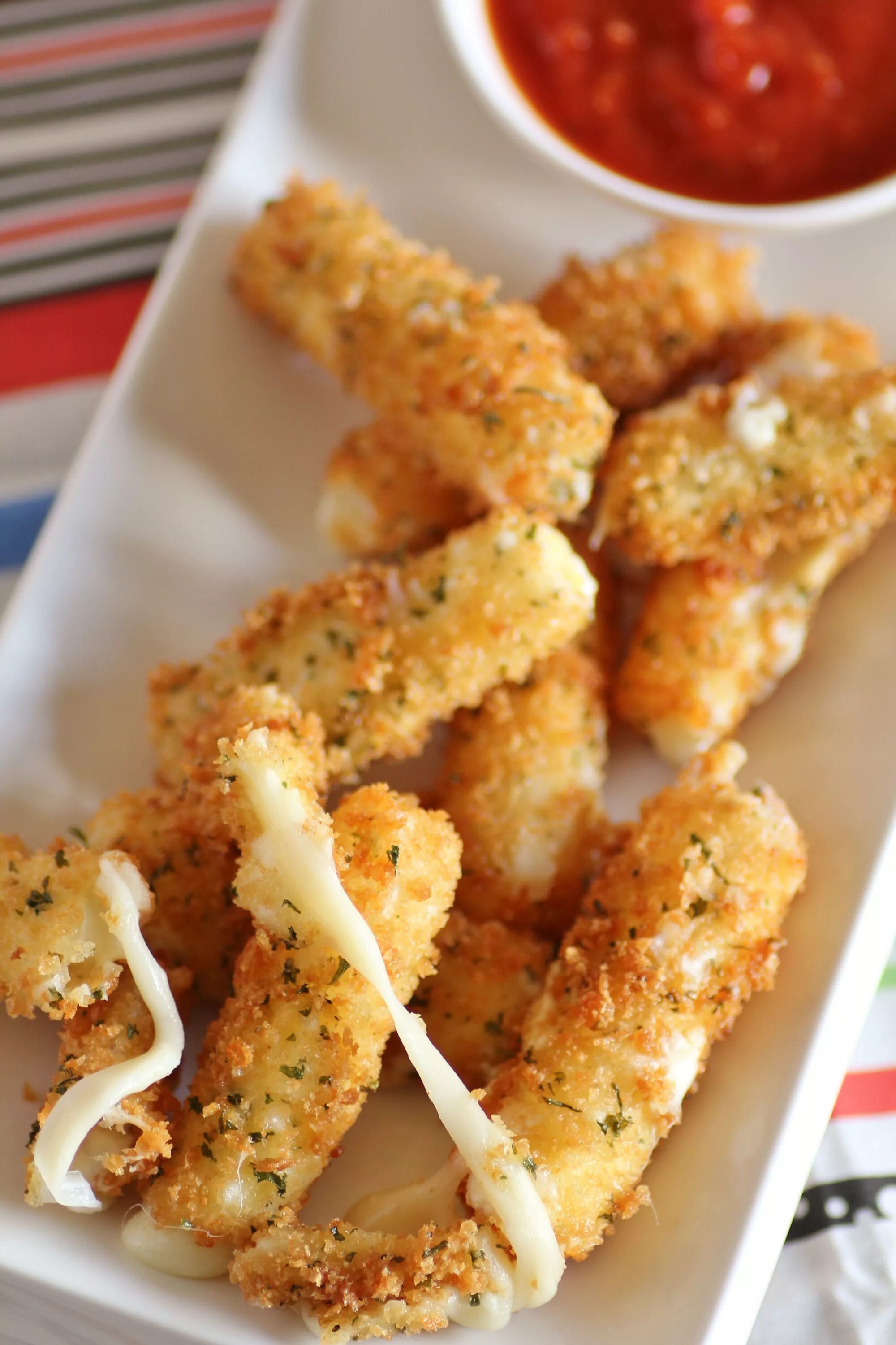 Рыбные палочки в панировке. Cheese sticks. Сырные палочки с моцареллой. Фрайдис сырные палочки. Сырные палочки сулугуни.