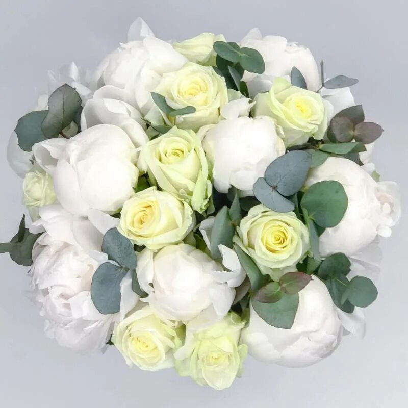 Белые кустовые розы и белые пионы букет. Букет из белых роз и пионов. Белые розы с эвкалиптом.
