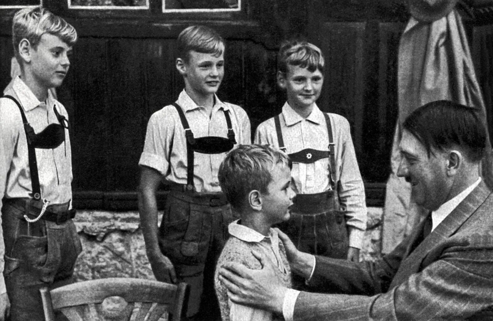 Немецкие дети мальчики. Баварский костюм для мальчика. Баварский мужской костюм. Баварские костюмы детские. Костюм германца мальчика.