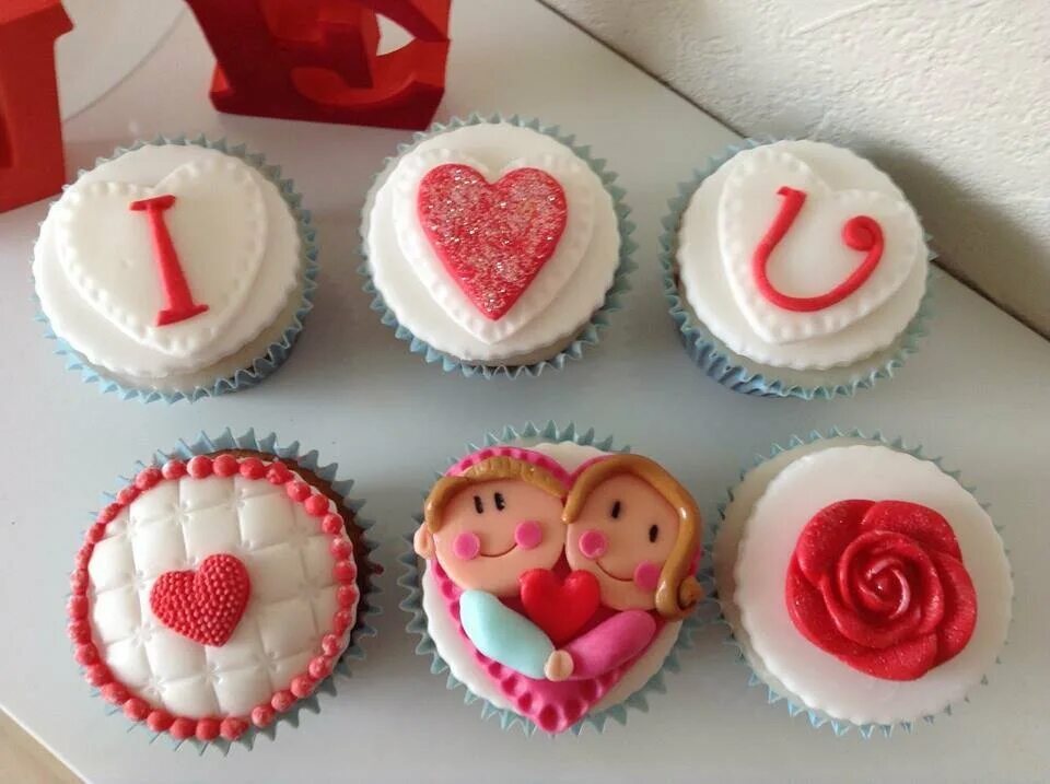 капкейки на 14 февраля. десерт в виде сердца. набор капкейков на 14 февраля. пирожные на день влюбленных. набор капкейков на 14 февраля.