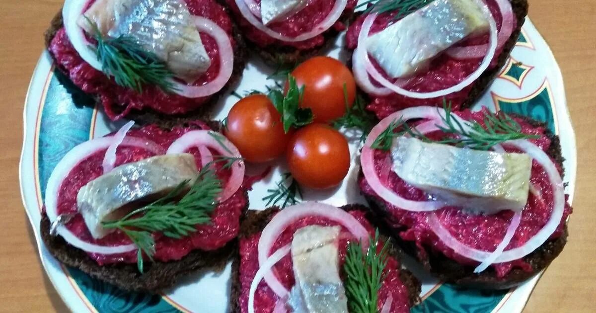 бутерброды со свеклой. бутерброды со свеклой яйцом. брускетта с сельдью и свеклой. бутерброд с селедкой и яйцом. бутерброды со свеклой и селедкой.