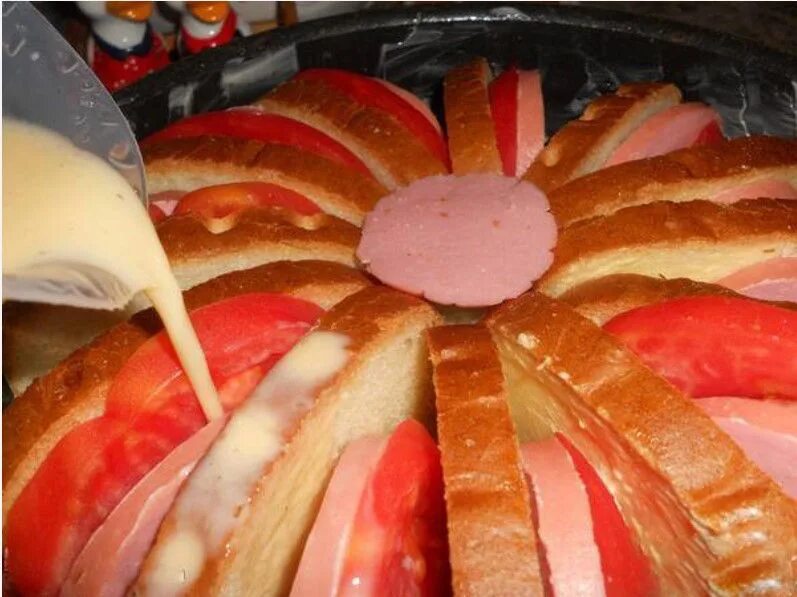 Горячий бутерброд с помидором. Бутерброды с помидорами и сыром и чесноком. Ингредиенты для бутерброда. Завтрак в хлебе с яйцом и колбасой на сковороде. Глазунья с хлебом и помидорами.