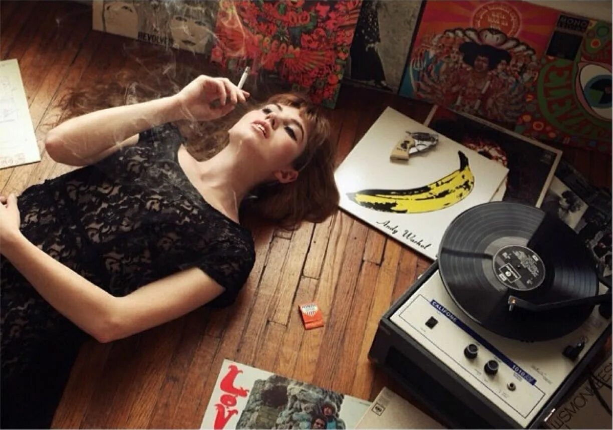 On the floor listen. Девушка с пластинкой. Девушки и винил. Фотосессия с пластинками. Девушка с виниловой пластинкой ретро.