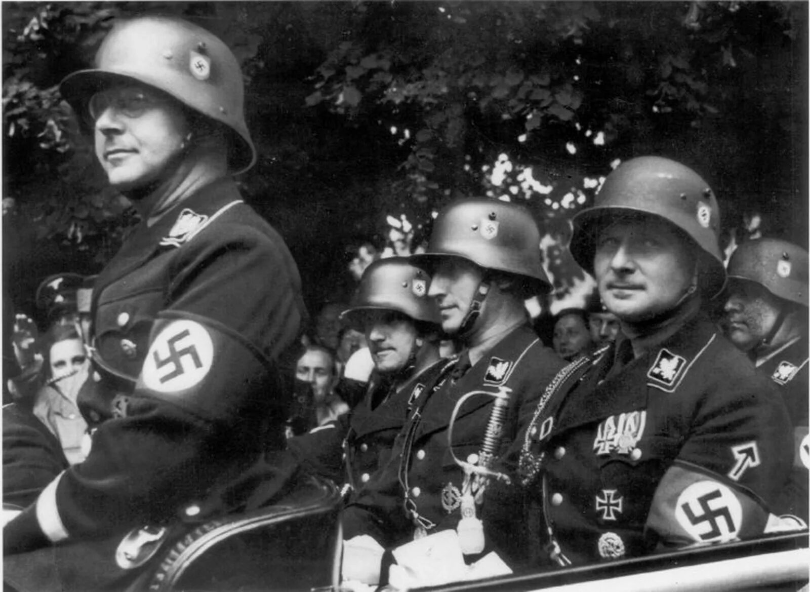 Солдаты СС третьего рейха. СС 3 Рейх. Гиммлер в каске.