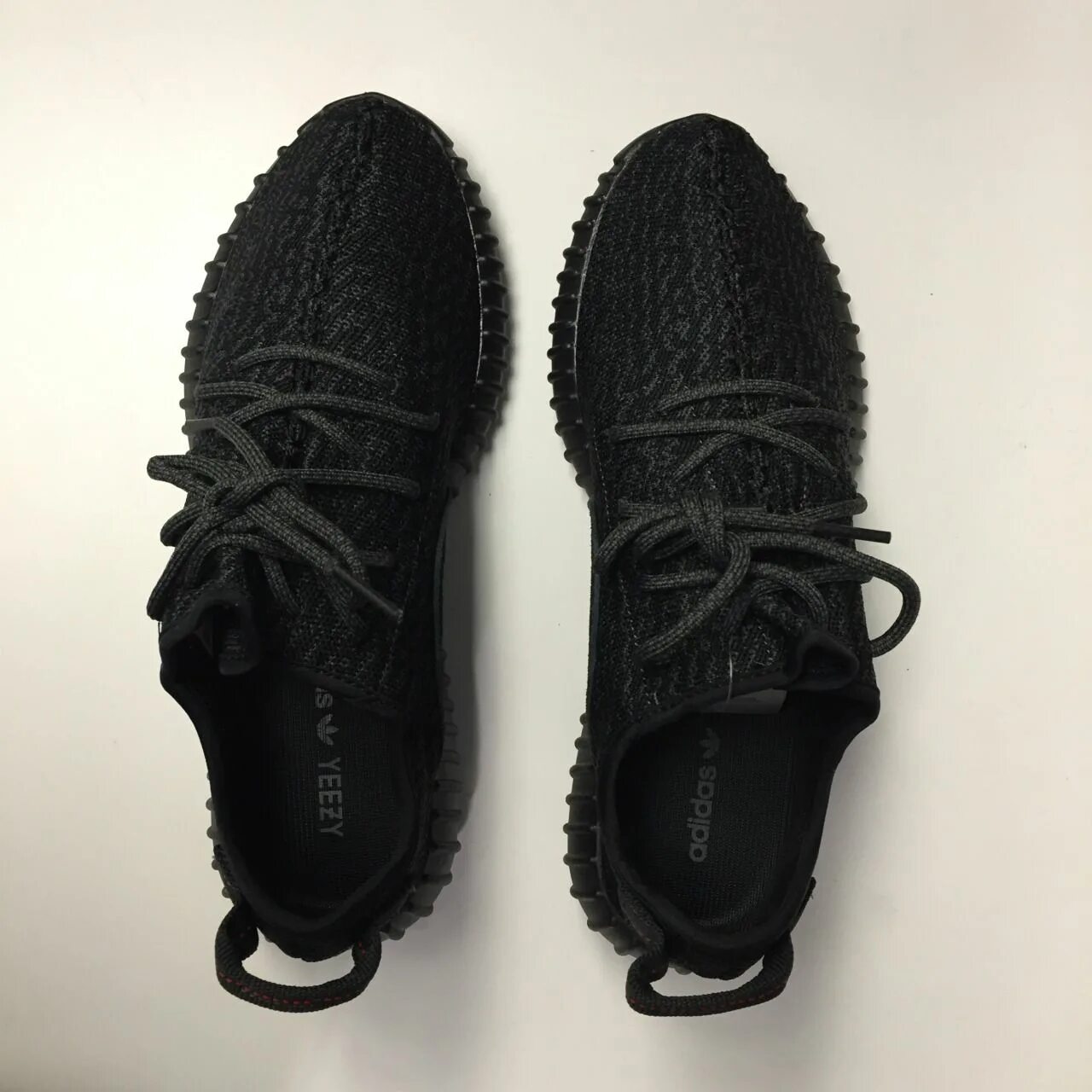 Как зашнуровать изики. Шнуровка adidas Yeezy Boost 350. Adidas Yeezy Boost 350 женские черные. Adidas Yeezy 350 шнуровка. 2015 Adidas Yeezy Boost 350 Pirate Black.