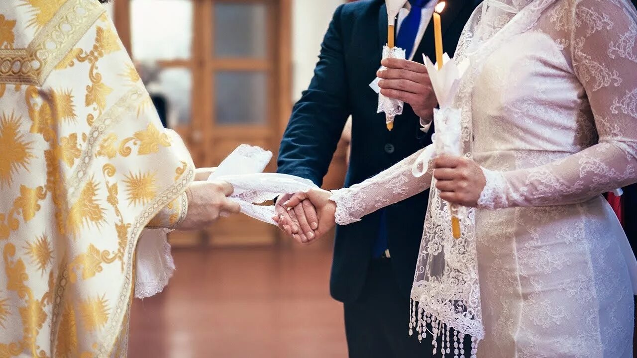 Церемония венчания в церкви. Венчание или загс. Красивое венчание в церкви. Свадебная церемония в церкви. Обряд венчания.