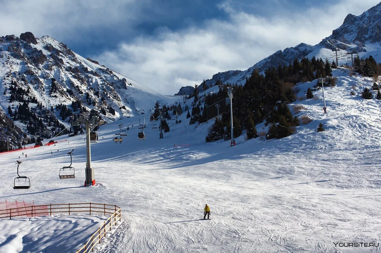 Алматы горнолыжный курорт шымбулак летом. Shymbulak mountain. Shymbulak mountain. Гора чимбулак. Алматы горы шымбулак.