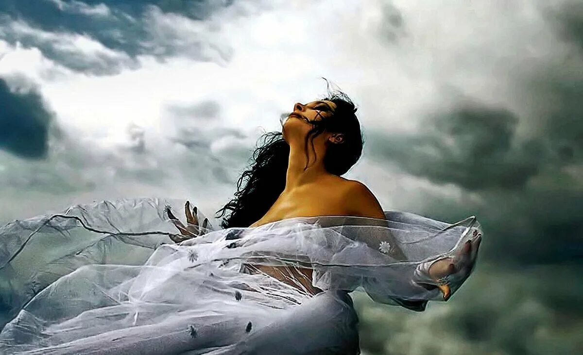 Душа видит живых. Женщина на ветру. Душа женщины. Девушка в облаках. Красивая душа.