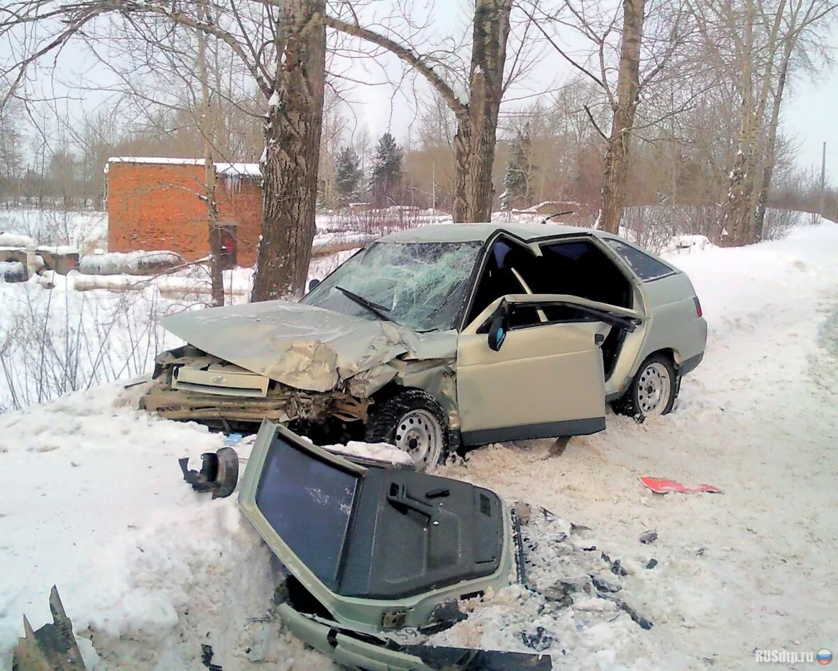 Полицейская машина зимой. Перевернутая машина в снегу. Битые субару импреза. Разбитая машина зимой. Битый лансер 10 зимой.