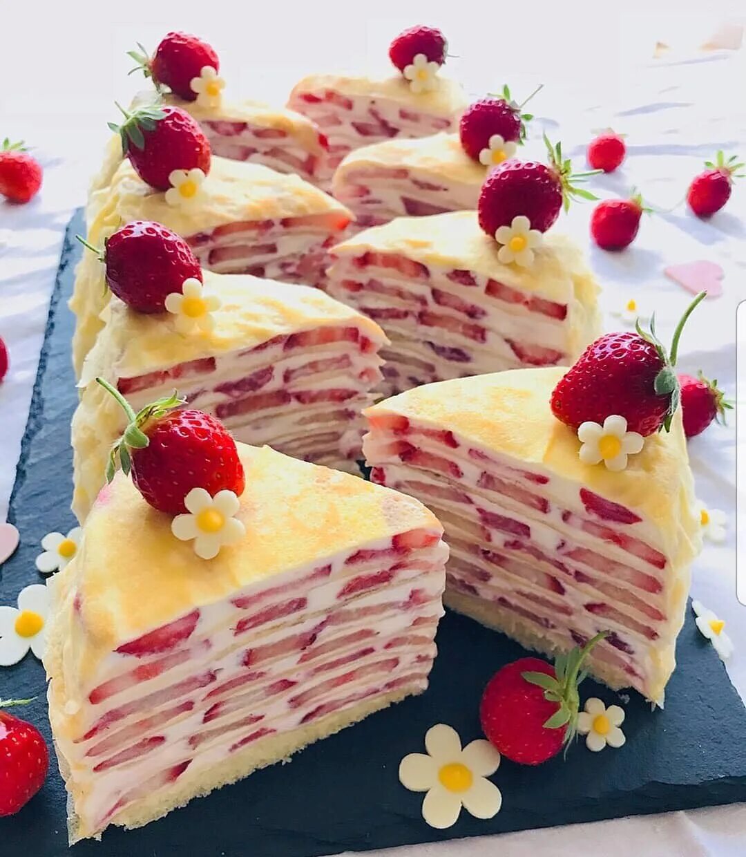 вкусные красивые торты рецепты. вкусные красивые торты рецепты. торт с клубникой и кремом. торт клубничный. легкие и красивые вкусные торты.