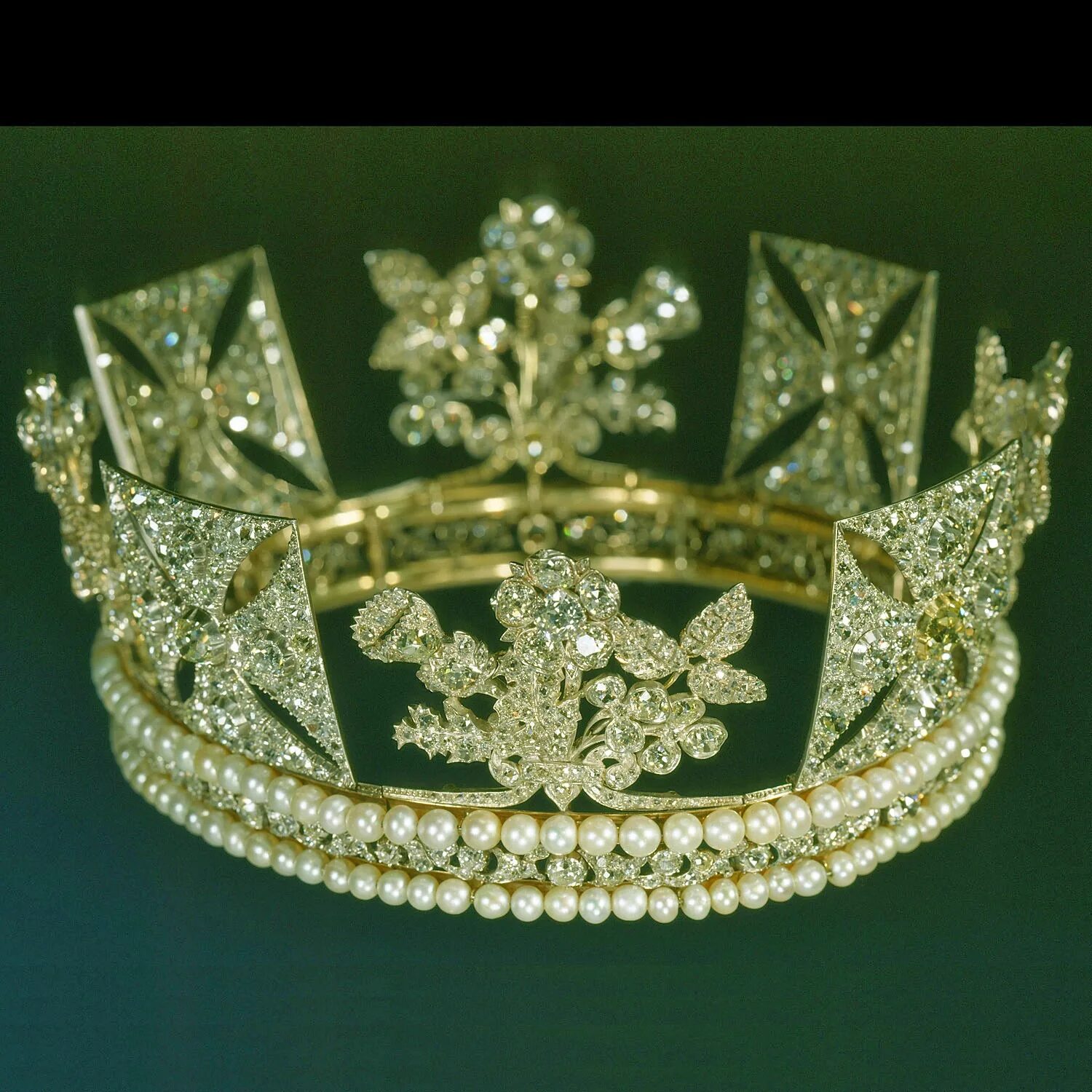 Корона по английски. Бриллиантовая диадема Елизаветы 2. Тиара Георга IV. Диадема Георга 4. Корона Георга.