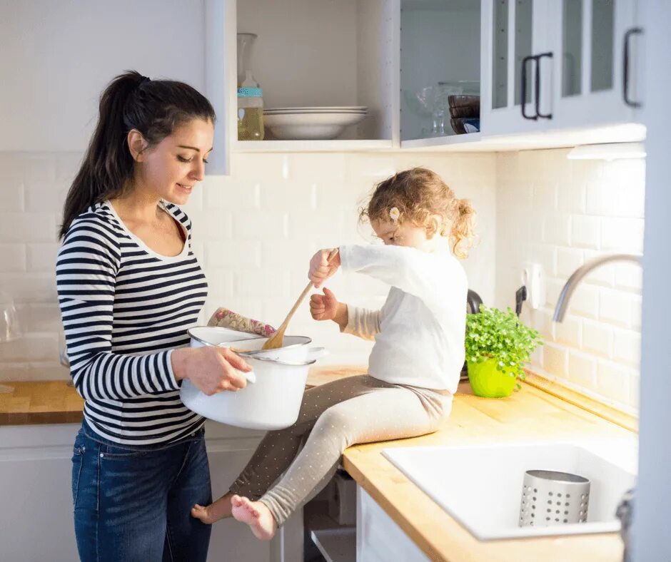 Your mum work. Дочка готовит. Брюнетка на кухне с дочкой. Готовим вместе с мамой на кухне. Кухня вместе с мамой картинка.