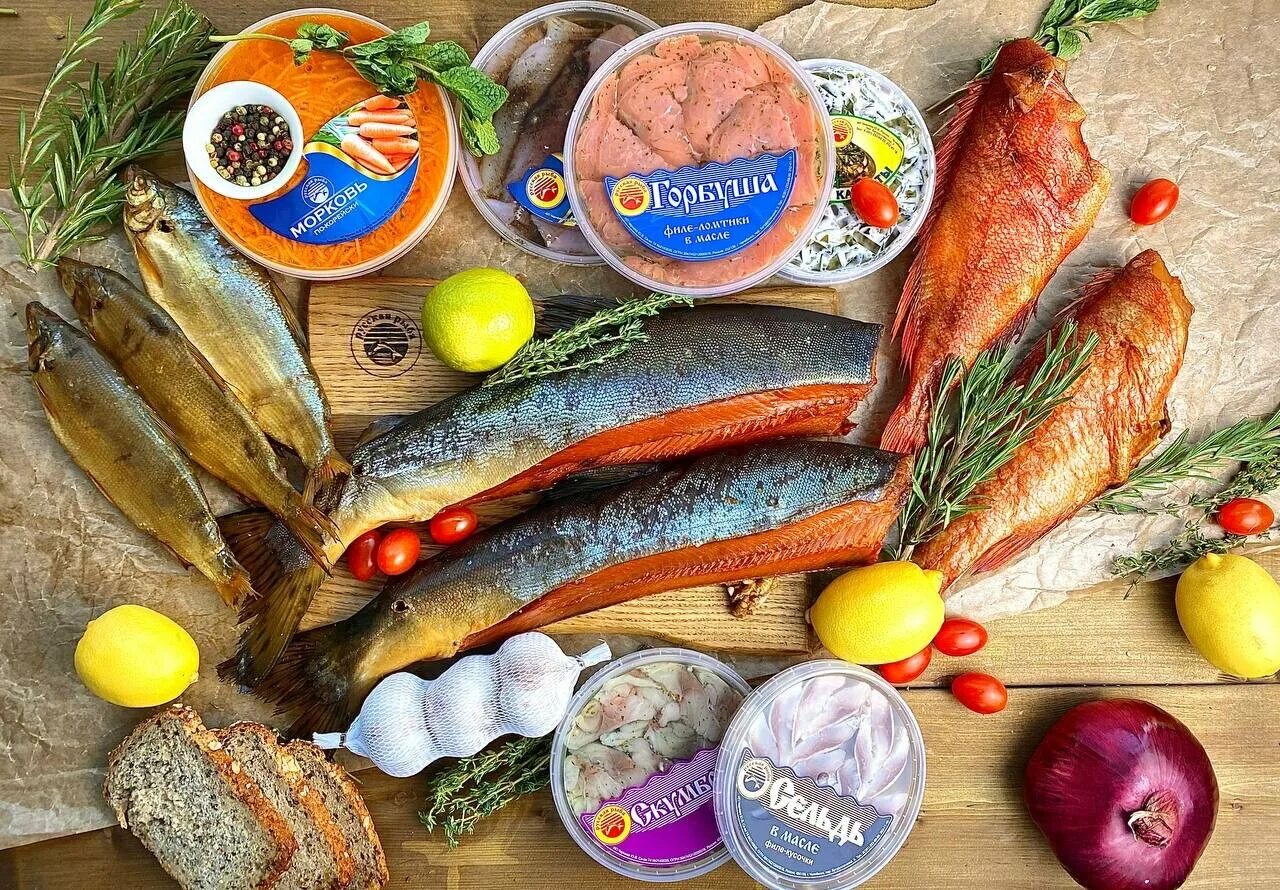 Рыбные продукты. Рыба на прилавке. Рыбные продукты. Рыба на прилавке. Рыба мороженая ассортимент.