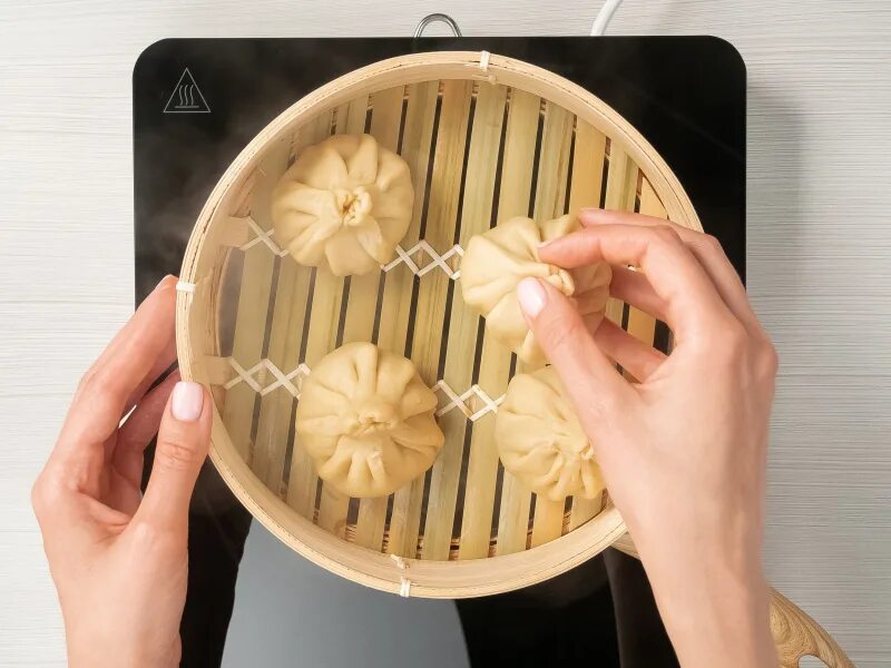 китайские пельмени цзяоцзы. патара хинкали. хинкали на пару в пароварке. хинкали в пароварке. манты.