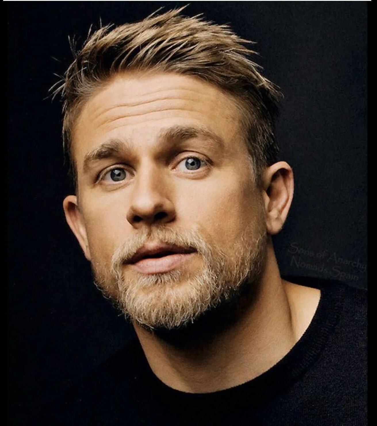 Charlie hunnam. Чарли Ханнэм. Чарли Ханнэм стрижка. Актер Чарли Ханнэм. Ханем Чарли Ханнэм стрижка.