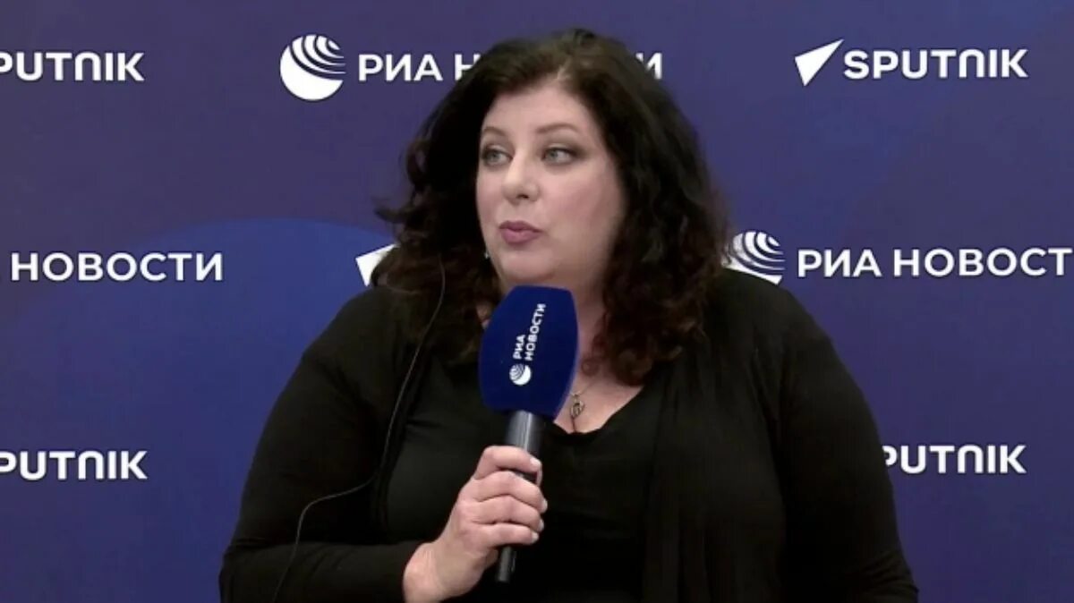 Белый дом. Экс помощница байдена. Хэлл рид писательница. Зачем таре рид российское гражданство. Экс помощница байдена.