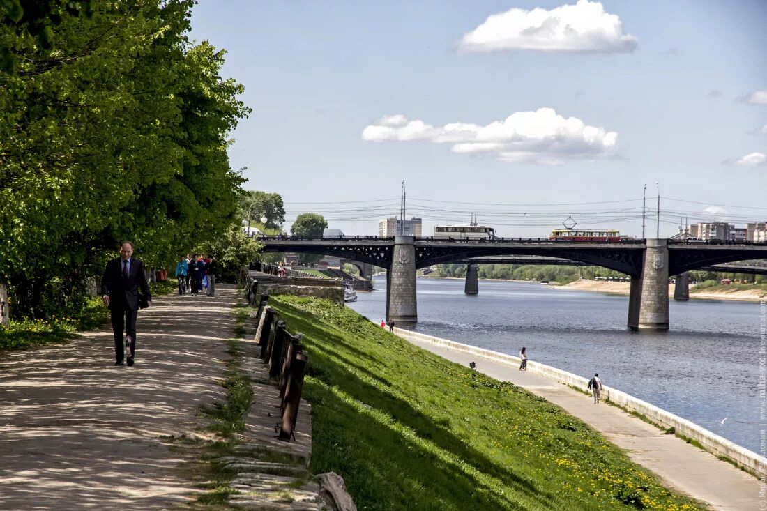 Тверь летнего. Тверь набережная Степана Разина мост. Набережная города Тверь. Тверь набережная мост.