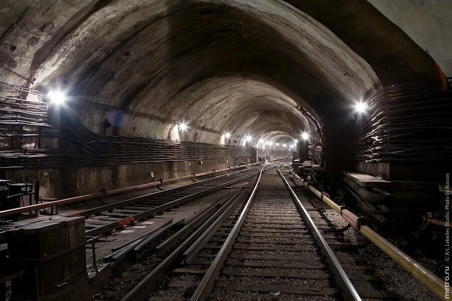 Связь метрополитен. Тоннели метро Киева. Тоннели Киевского метро. Служебные тоннели метро. Сотовая связь в тоннелях метро.