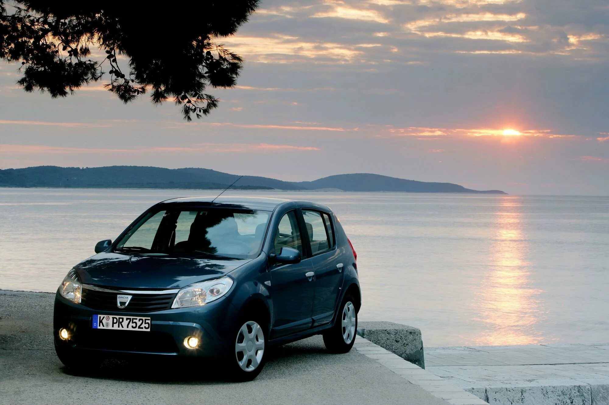 Renault sandero год выпуска. Сандеро 1. Sandero 1.6. Сандеро 2008. Дачия Сандеро 2008.