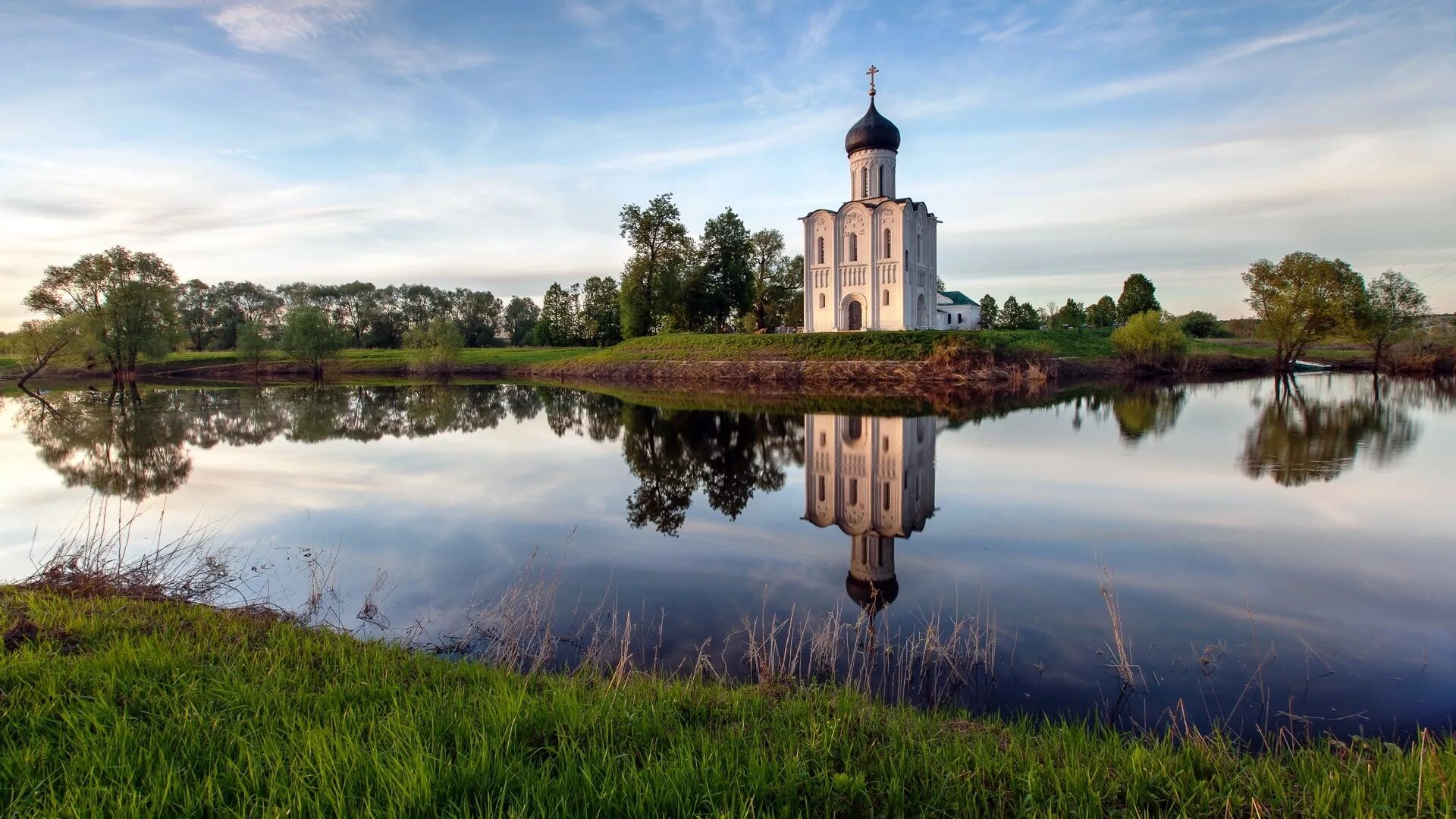 Церковь Покрова на Нерли. Церковь Покрова на реке Нерли. Храм Покрова на Нерли (Владимирская обл.).. Храма Покрова на не-рли. Луга залитые водой