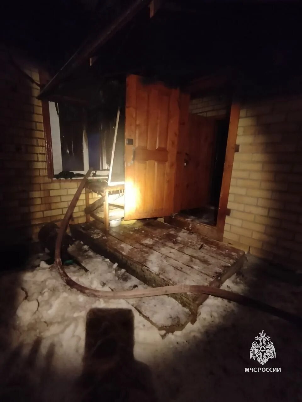 Сегодня ночью в башкирии. Дом ночью. пожар дома. ночной пожар. горящий дом.