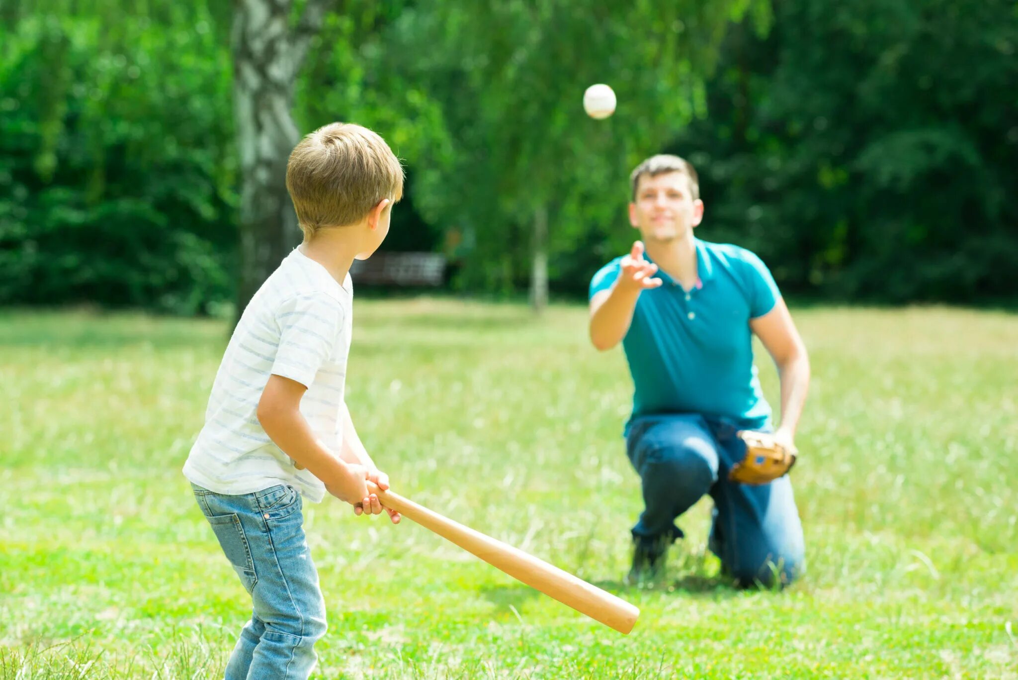 Играющий мальчик. Мальчик играет в Бейсбол. Бейсбол father. Мальчишки играют Сток. Отец учит дочь бейсболу