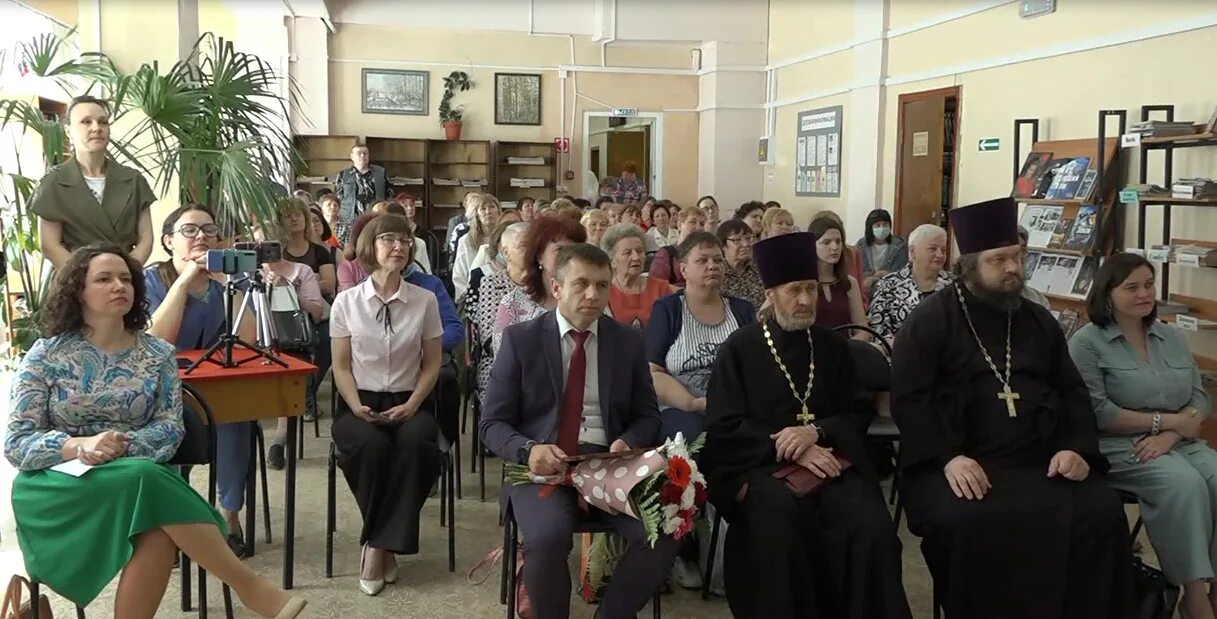 Взрослая библиотека бежецк. Я. Бежецкая центральная библиотека фото. Я. Бежецкая детская библиотека.
