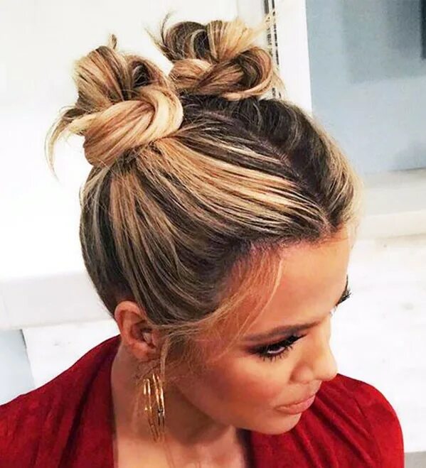 Девушка с двумя пучками на голове. Как одеть 2 прически. Прическа хвост для девочки. Моды сисм у прически для тоддлеров. Прическа два хвостика и чела.