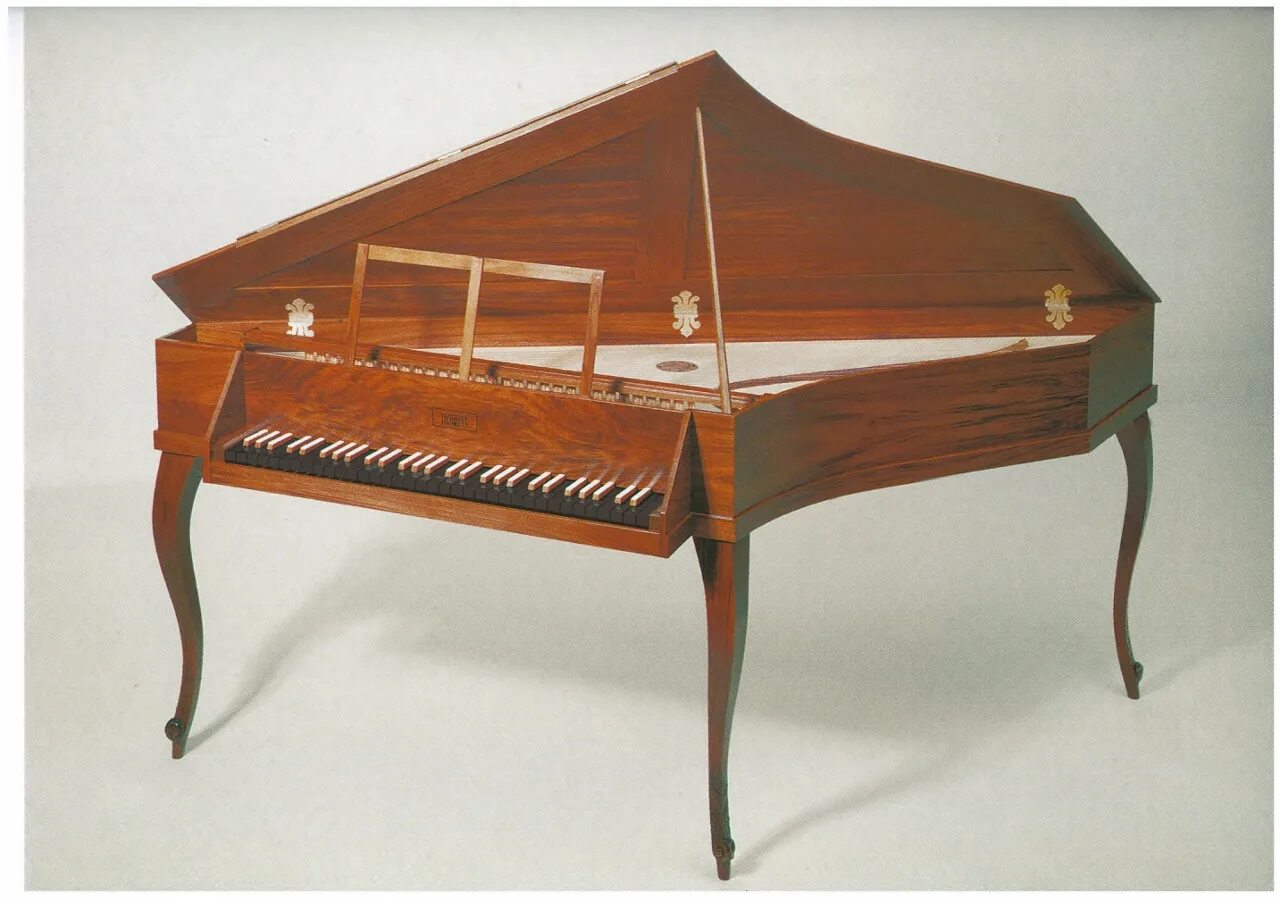 Спинет 19 века музыкальный инструмент. Крыловидный спинет. Клавесин средневековье. Спинат спинет. Клавесин 18 века.
