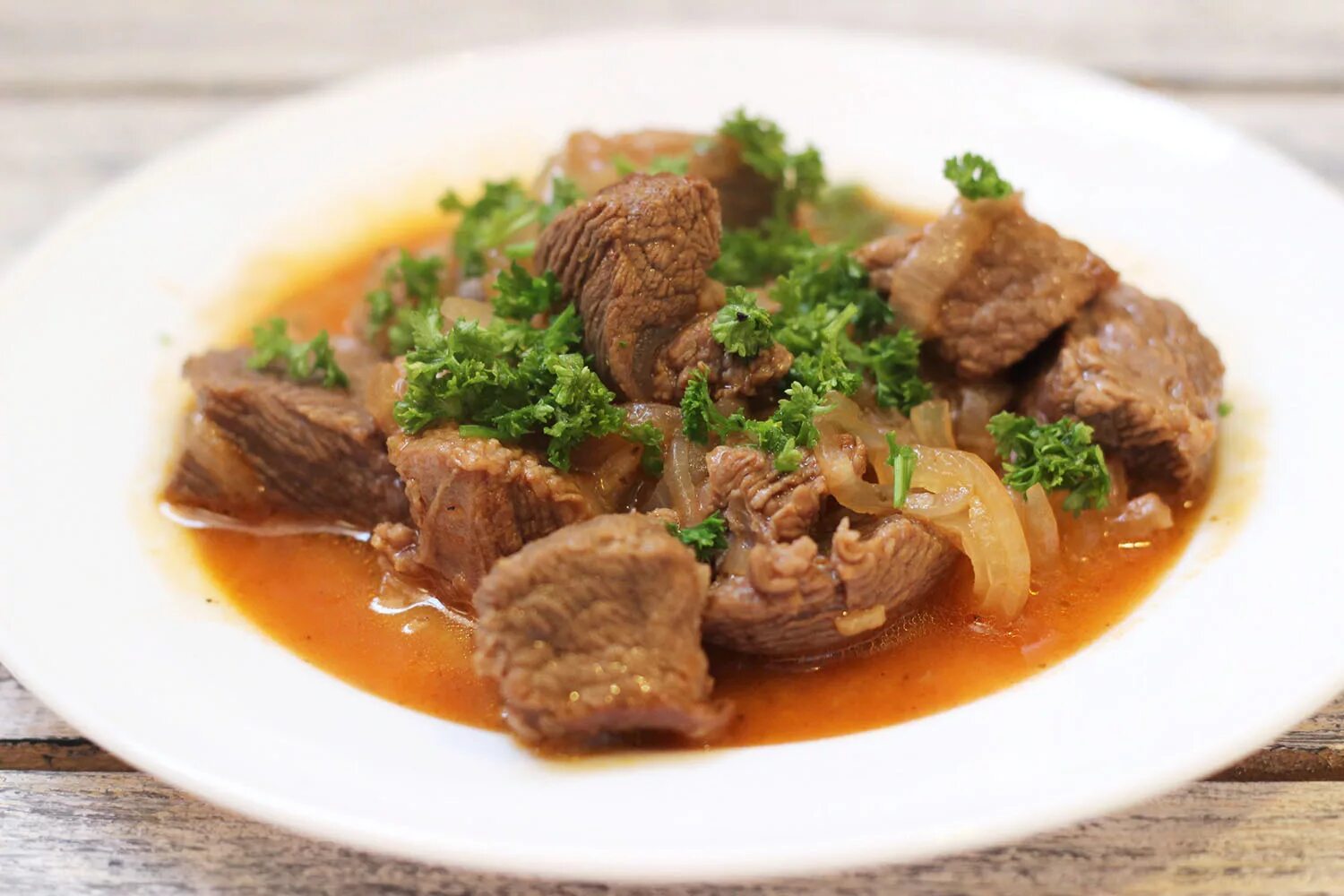 гуляш столовский. венский гуляш. гуляш из говядины. гуляш из говядины с подливкой классический. мясной гуляш с подливкой из свинины.