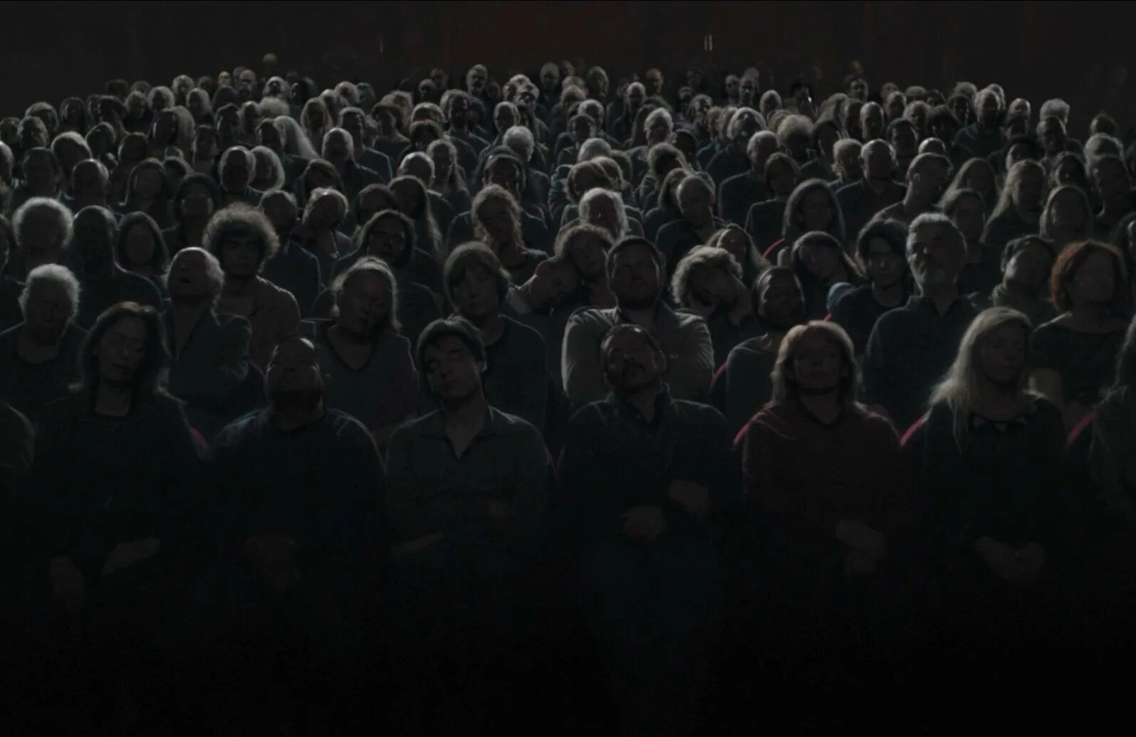 В толпе людей глаза. Человек толпы. Толпа в темноте. Много людей в темноте. Темная толпа.