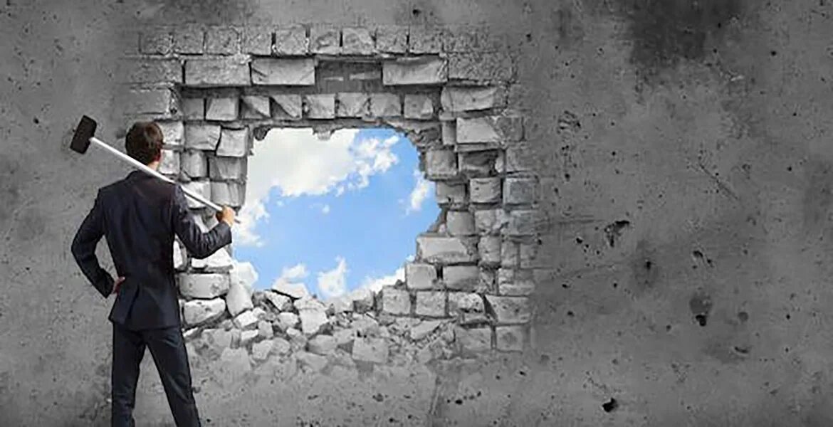 Комната стресса. Дебош расфигачечная. Комната ярости. Человек крушит все вокруг. Человек крушит мебель.