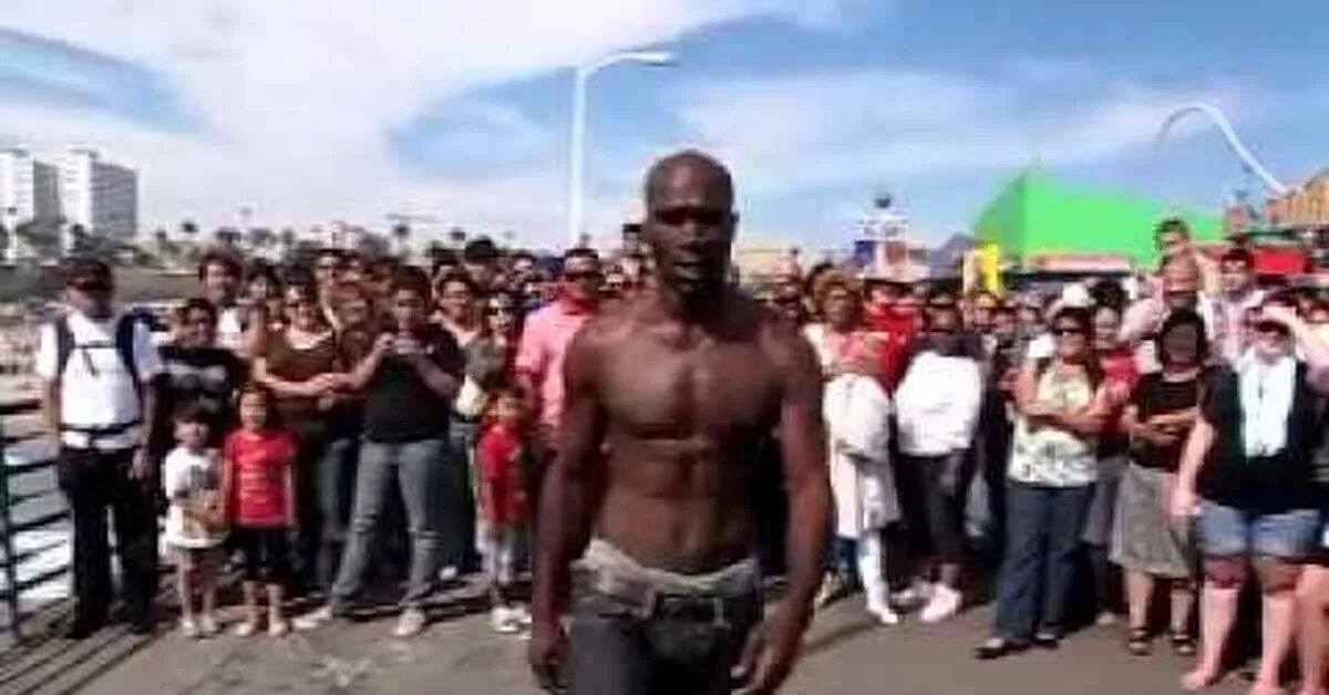 Танцующий черный мальчик. Смешные танцы аборигенов. This is america клип. Смешной танец туземцев. Клипы с танцующими неграми.