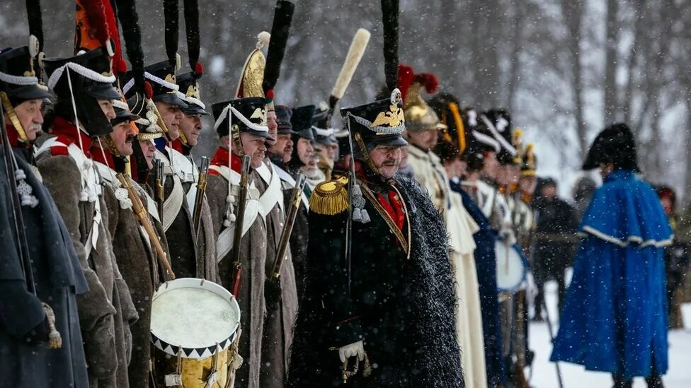 Российские войны 1812 года. Французы 1812 реконструкторы. Бородинская битва 1812 года французские солдаты. Останки русских солдат 1812 года. Французские солдаты 1812 в России.