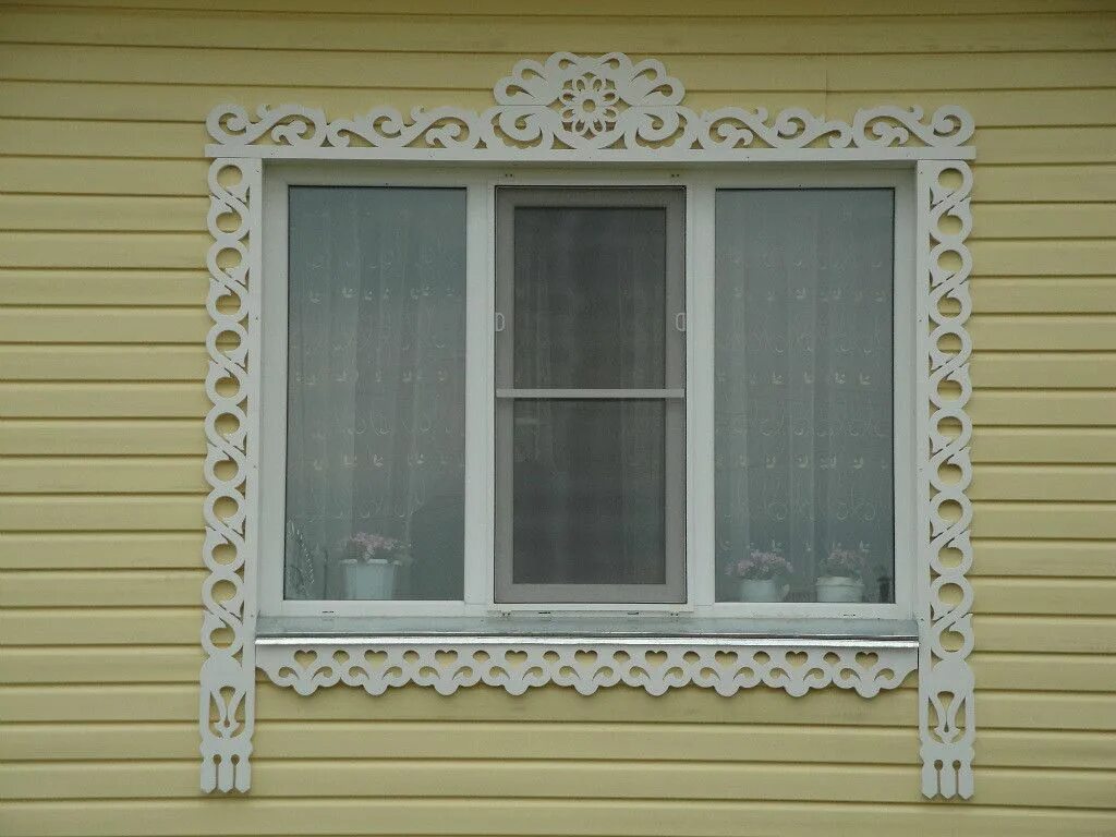 Наличники на окна для внешней отделки купить. Причелины Подзоры и наличники. Владимирская пропильная резьба наличники. Наличники на окна. Фигурные наличники на окна.