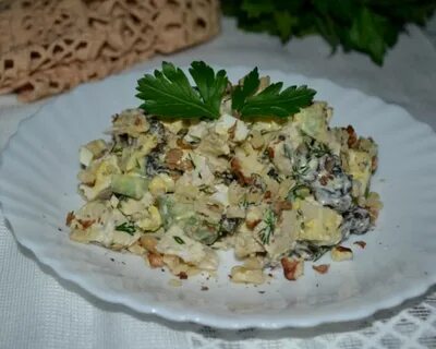 Салат свежих огурцов и чернослива