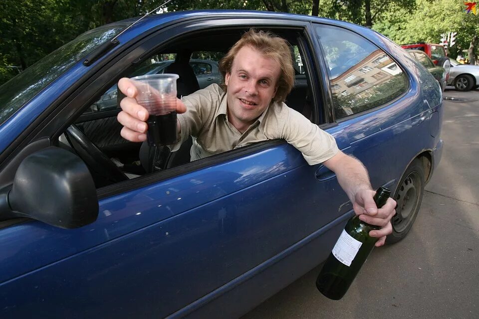 Пьяный мужчина за рулем. Пьяный водитель. Водитель за рулем. Пьяный водитель. Алкаш за рулем автомобиля.