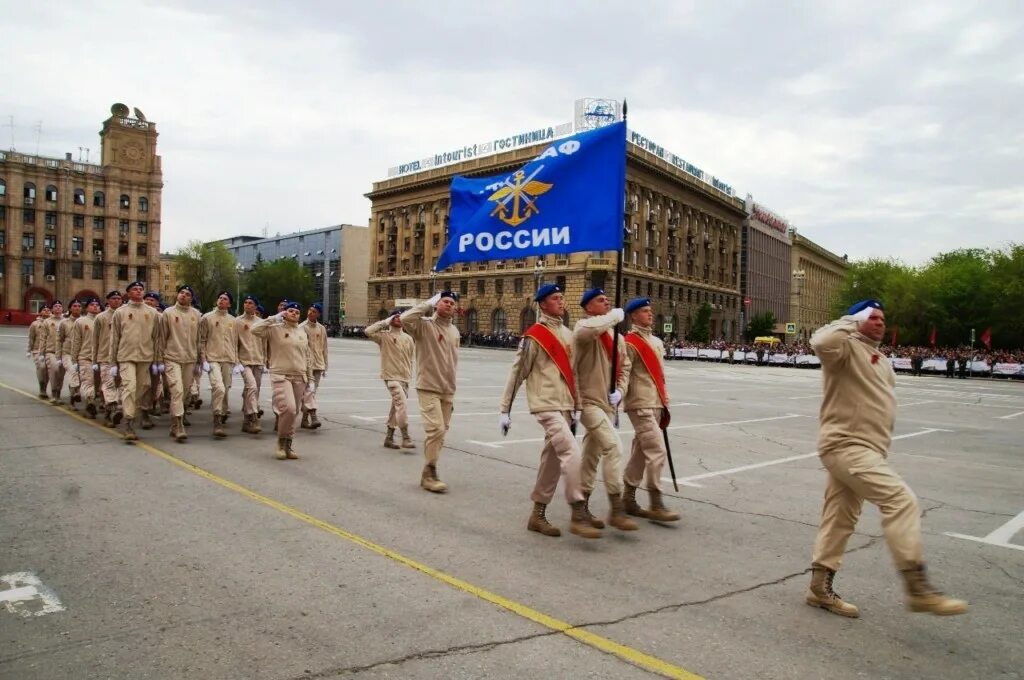 скачайте видео парад. парад 9 мая волгоград. парад победы. торжественный марш на 9 мая. командное училище в москве.
