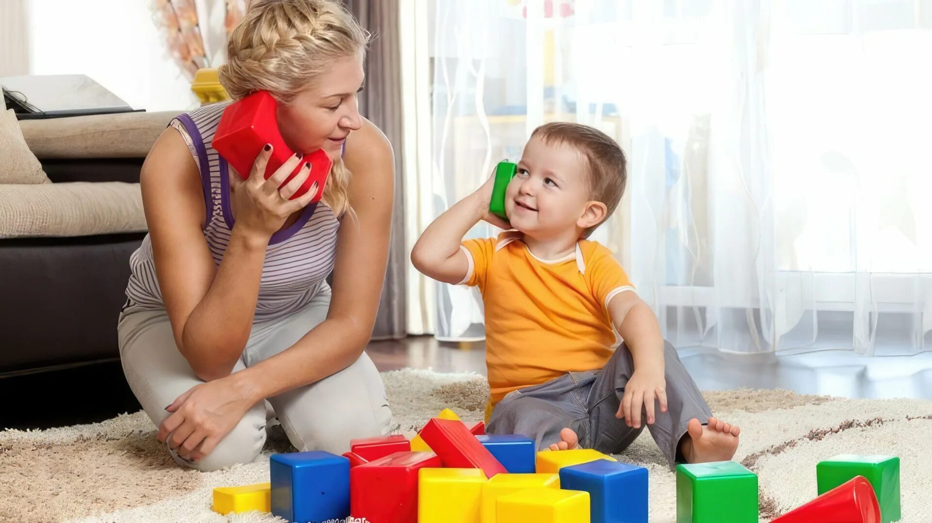 Игры для детей. Родители играют с детьми. Ребенок подражает взрослому. Дети раннего возраста.