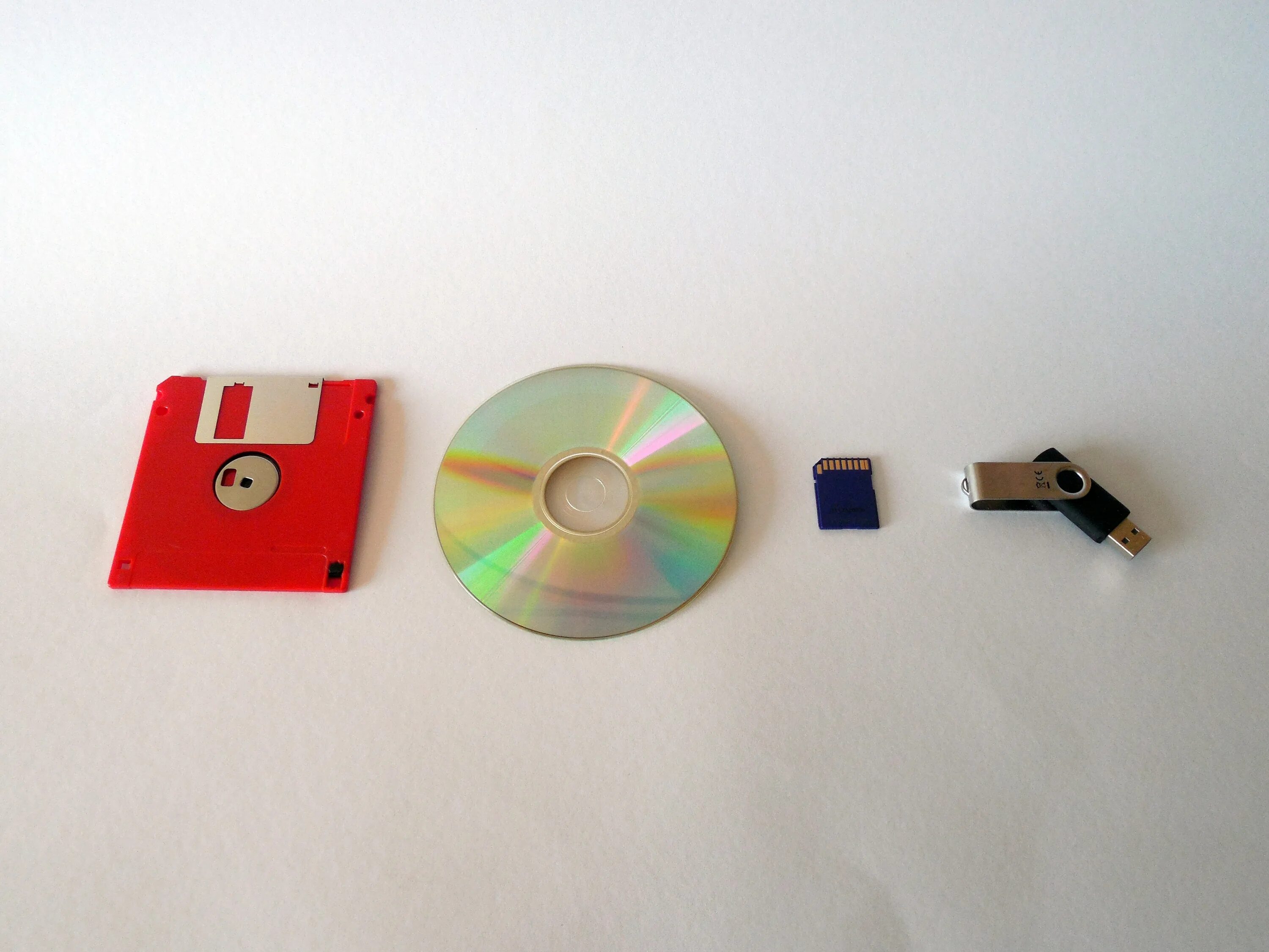 На сд квадрата. Диски и дискеты. CD-DVD диски и дискеты. Флешка дискета. Флоппи диск.