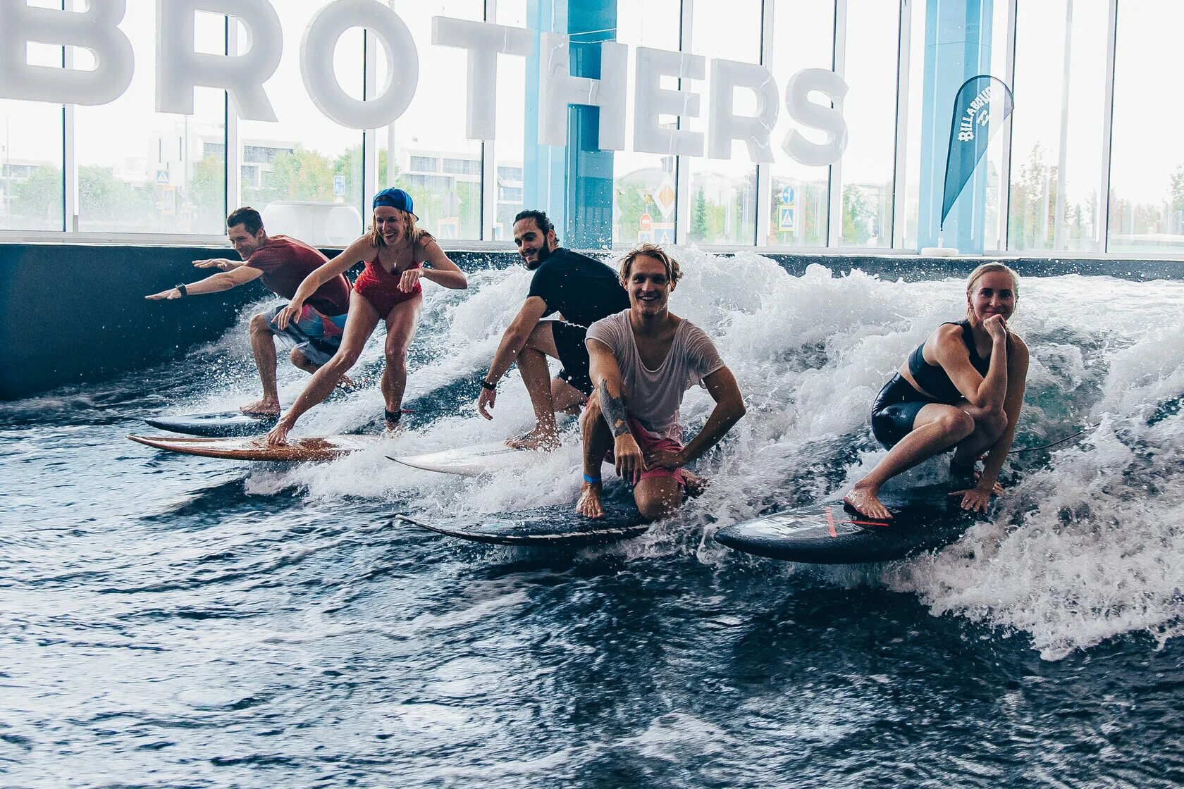 Surf brothers сколково. Искусственная волна Surf brothers. Skolkovo Surf brothers Сколково. Серфинг центр в Москве.