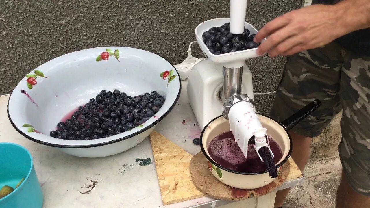 Отжим винограда для вина. Соковыжималка для винограда с косточками. Выдавливаем сок из винограда. Соковыжималка для смородины.