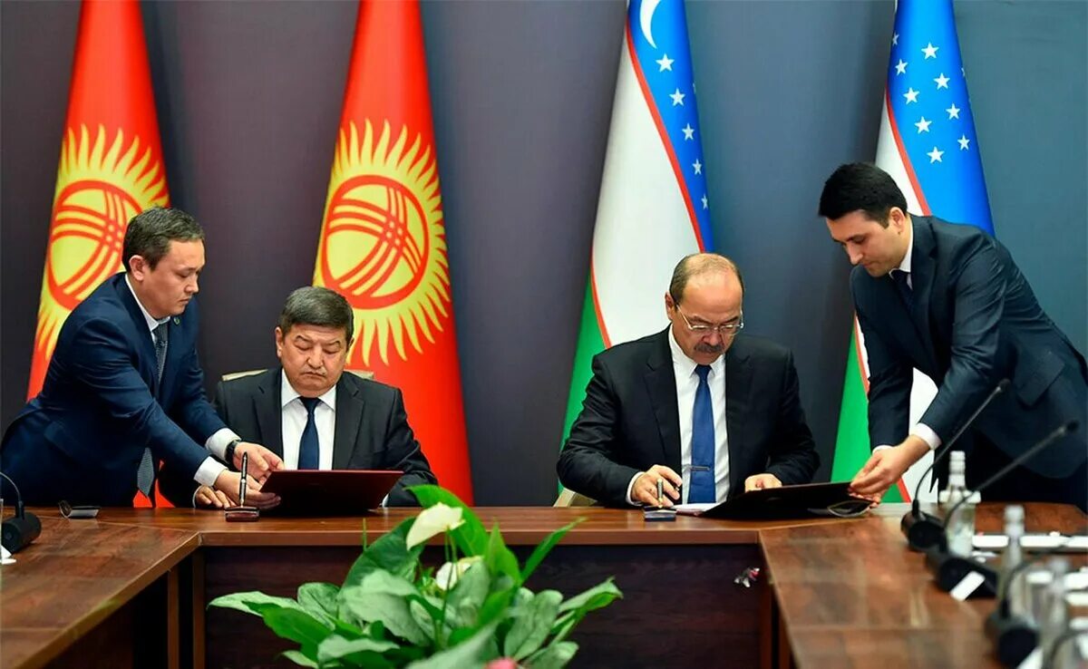 Киргизия подписала. Киргизия и узбекистан. Киргизия подписала. Армения и кыргызстан. Сооронбай жээнбеков таджикистан.