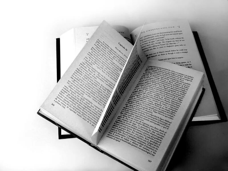 Белая книга. Книга для…. Книги эстетика. Книга с пустыми страницами. Книга на черном фоне.