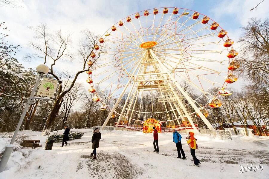 Минск детский парк горького. Парк Горького Минск. Центральный парк имени Горького Минск. Парк имени Горького в Минске колесо обозрения. Центральный детский парк имени м Горького Минск.