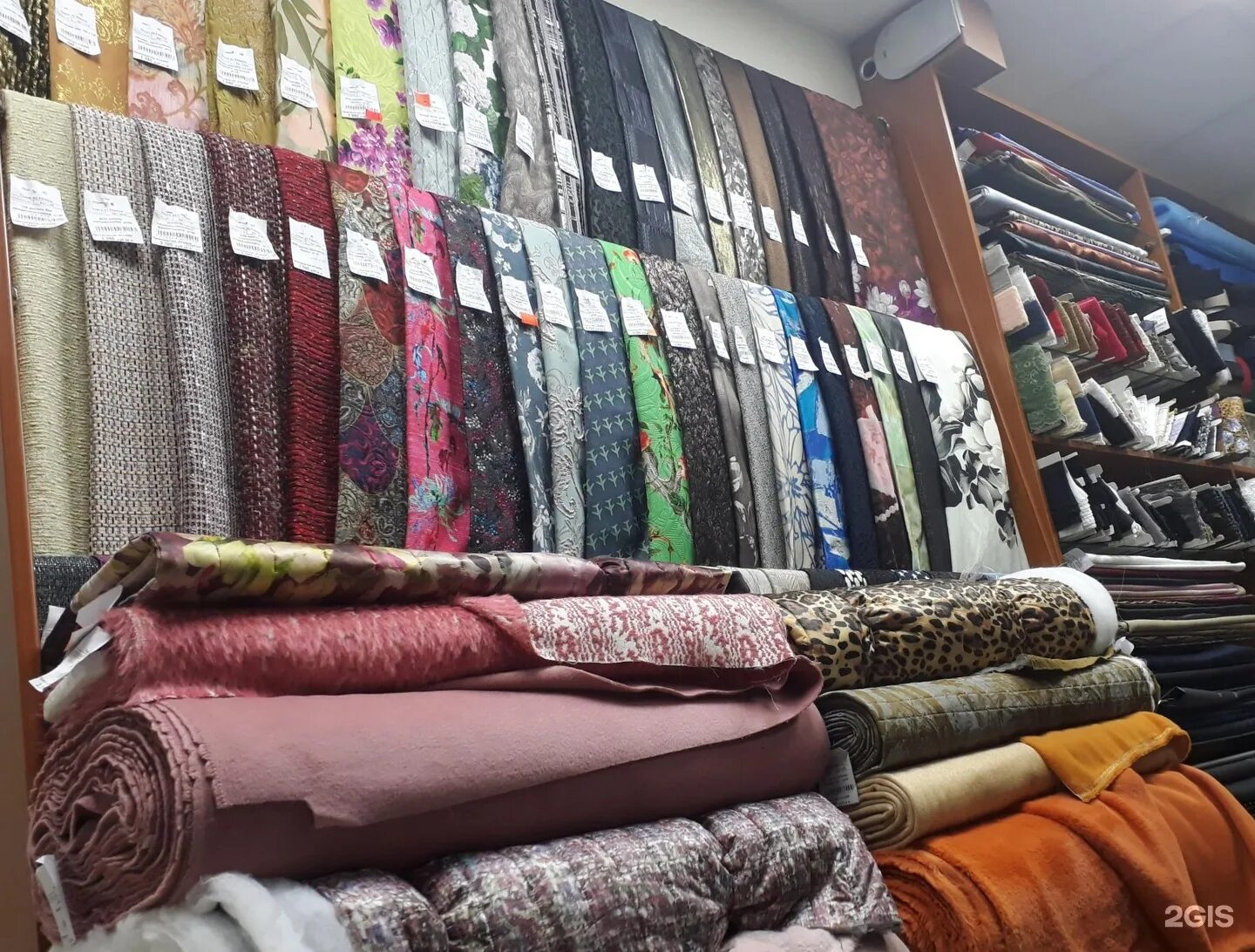 Ткани липецк адреса. Магазин ткани и рукоделия. Магазин дом ткани. Меланж магазин тканей. Выкладка тканей.