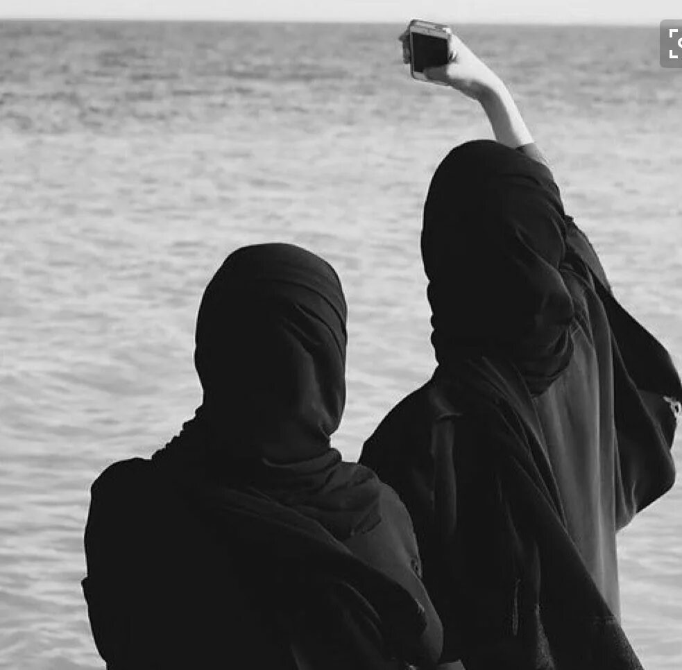 Девушка мусульманка. Подруги мусульманки. Мусульманские пары со спины. Две девушки в хиджабе со спины.
